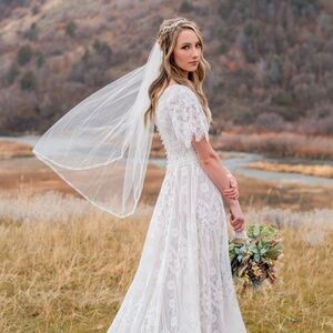 Bohemian White Gown Size XS Gorgeous Snow White Lace Fully Lined by Magnolia NEW